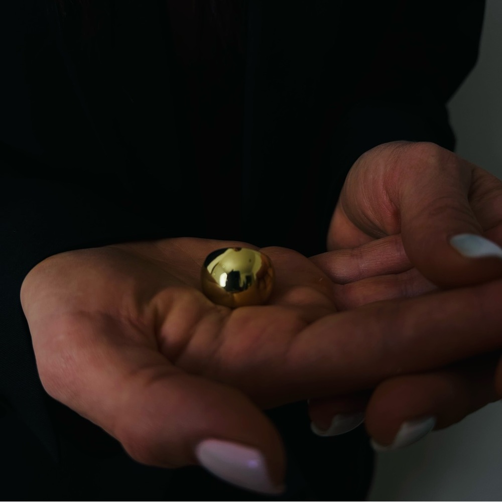 New Gold Chunky Ring Exaggerated - Picture 5 of 7